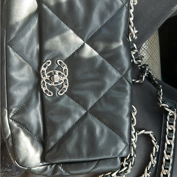 Chanel Black Quilted Leather Shoulder Bag - Picture 1 of 7